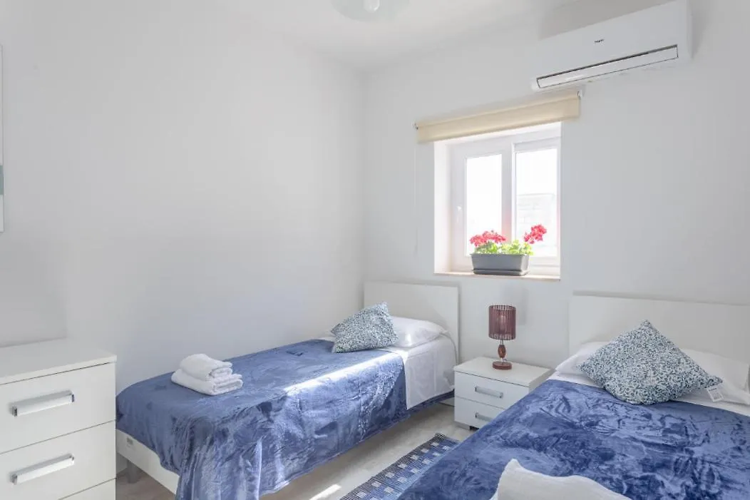 F3 Room 3, Private Room Two Single Beds Shared Bathroom Msida
