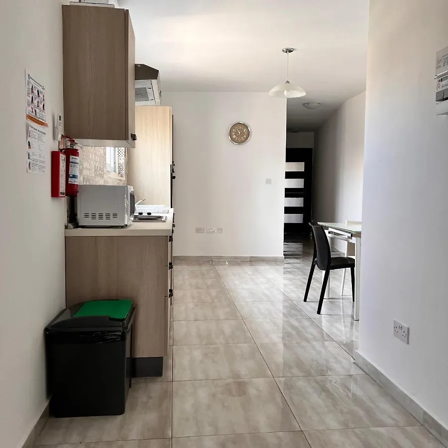 F3 Room 3, Private Room Two Single Beds Shared Bathroom Msida