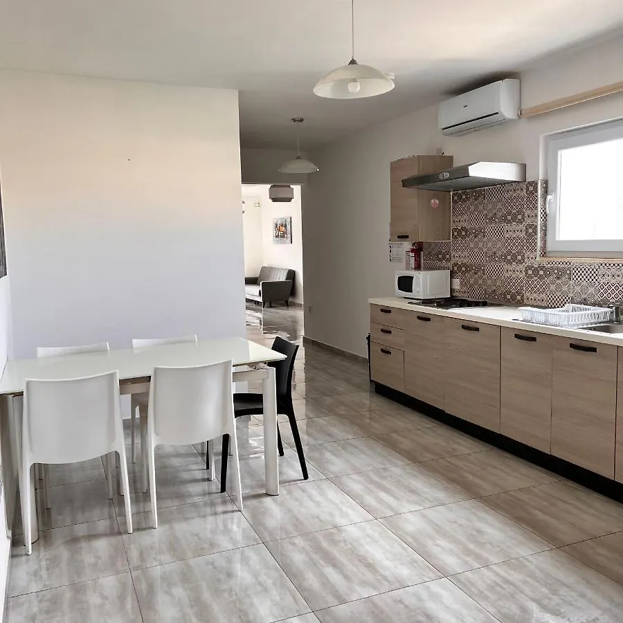 F3 Room 3, Private Room Two Single Beds Shared Bathroom Msida Malta