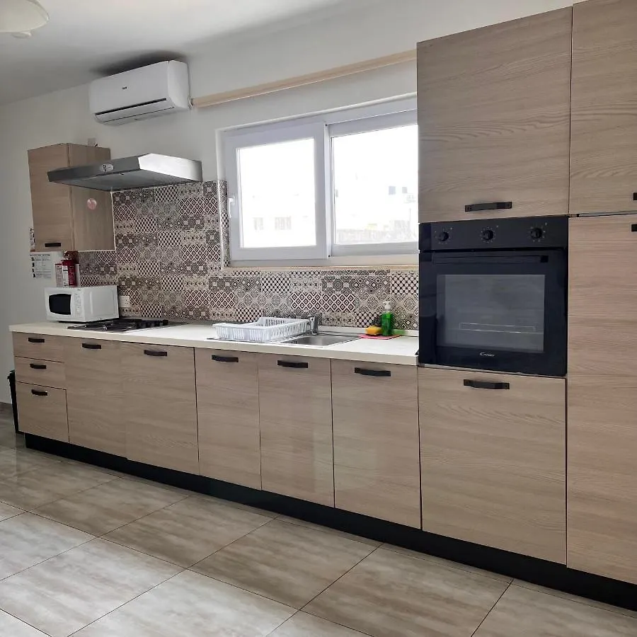 F3 Room 3, Private Room Two Single Beds Shared Bathroom Msida